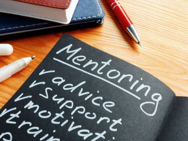 Mentoring międzypokoleniowy - jakie korzyści dla mentora i mentee