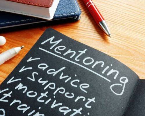 Mentoring międzypokoleniowy - jakie korzyści dla mentora i mentee